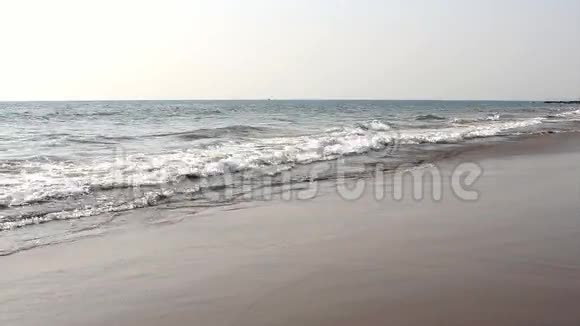波浪触及沙滩视频的预览图