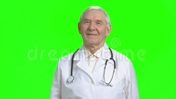 微笑的老医生的肖像视频的预览图