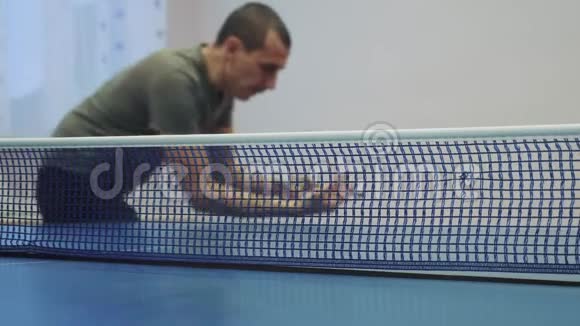 乒乓球服务理念慢动作录像焦点模糊的人打乒乓球训练发球视频的预览图