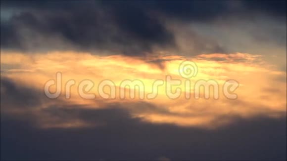 多云的日落视频的预览图