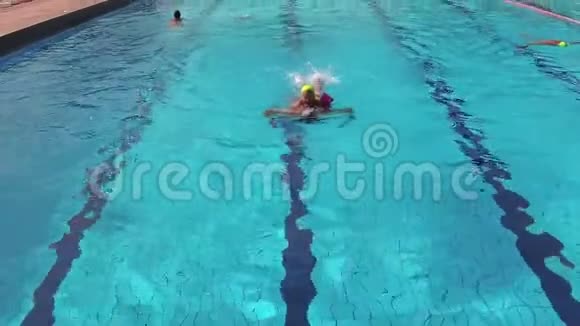 室外游泳池少年在水下的水池里游泳视频的预览图
