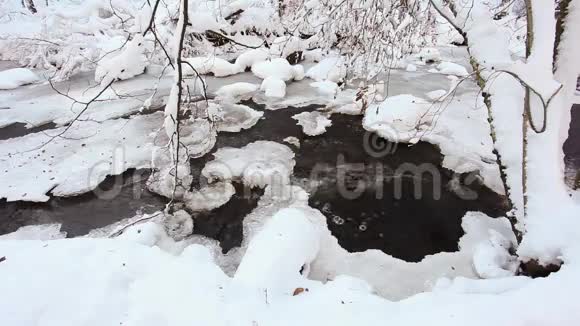 雪中结冰的河流视频的预览图