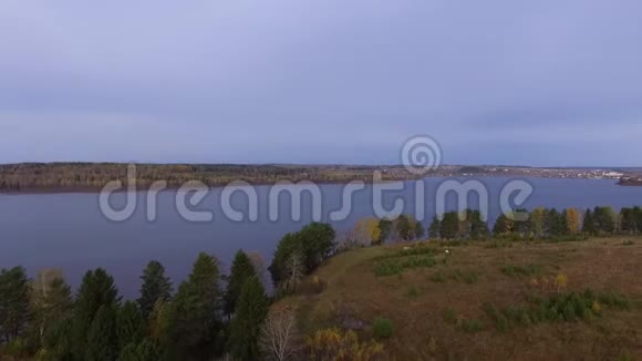 从四架飞机俯瞰湖顶的秋天视频的预览图
