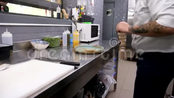 餐厅厨房厨师准备盘子视频的预览图