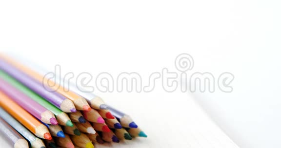 彩色铅笔放在书上视频的预览图