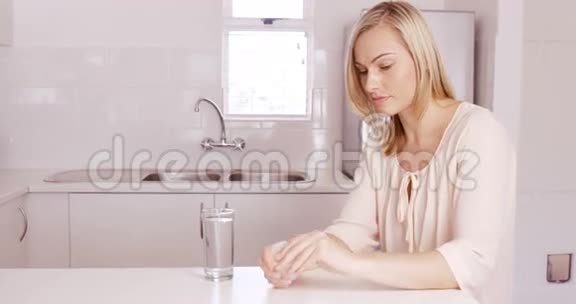 女人吃药视频的预览图