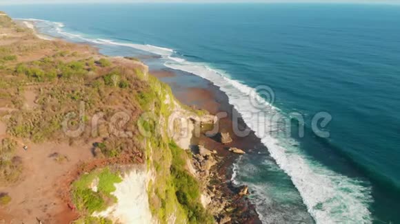 带波浪的悬崖和蓝色海洋的空中景色视频的预览图