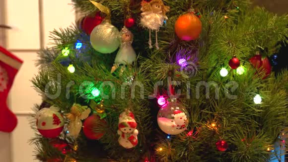 装饰的新年树靠近视频的预览图