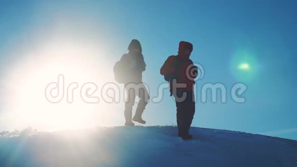 团队合作商业冬季冒险男游客攀爬山顶岩石峰群生活团队阳光视频的预览图