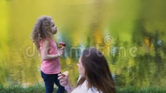 家庭野餐妈妈和女儿视频的预览图