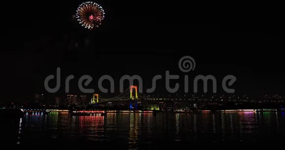 东京大叶彩虹桥附近的烟火视频的预览图