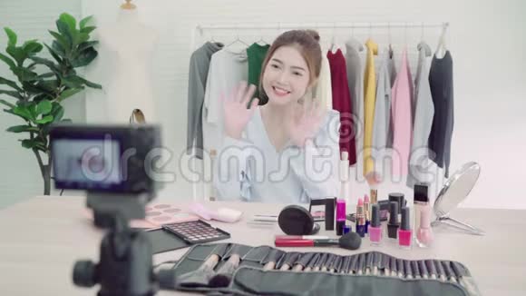 美女博主展示了坐在镜头前录制视频的美容化妆品漂亮的亚洲女人用化妆品视频的预览图