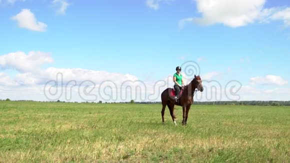 骑马的年轻女子在田野上视频的预览图