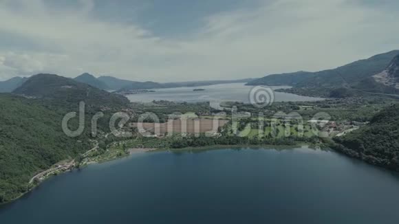 意大利里维埃拉提供无人机飞行靠近山脉意大利湖无人机4k自然飞行酒店视频的预览图