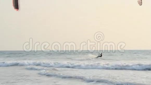 风筝冲浪者喜欢在海里冲浪视频的预览图