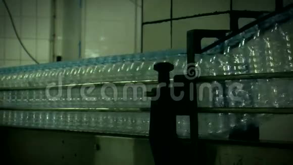 Waterbottle在工厂里视频的预览图