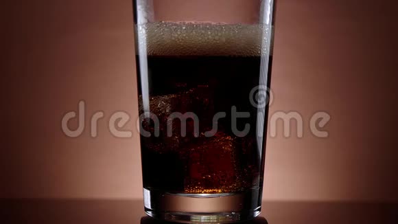 把可乐和冰块一起倒在杯子里清新的苏打水视频的预览图