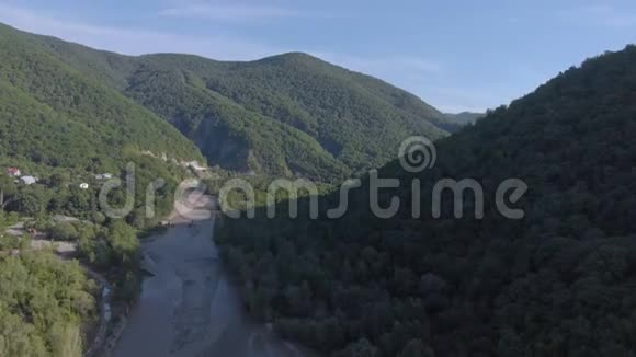 在山峡里飞行航空测量视频的预览图