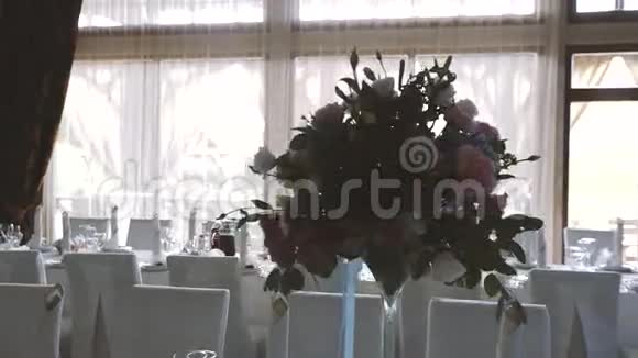 婚礼桌上的花视频的预览图