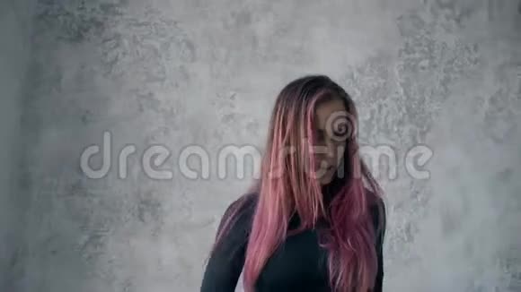 有着粉色头发的女人跳舞专业的诱人舞蹈视频的预览图