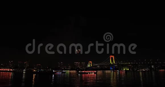 东京大叶彩虹桥附近的烟火视频的预览图
