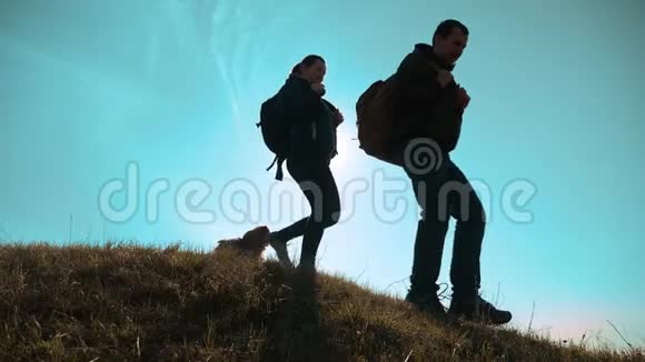 幸福的家庭男女商务旅行团队合作步行携手走山上游客的剪影视频的预览图
