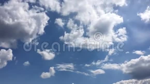 蓝天背景的美丽云彩天空有云天气自然云蓝蓝天有云有太阳视频的预览图