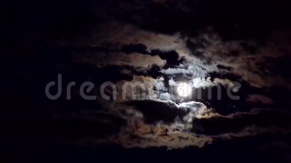 夜晚多云的天空有月亮视频的预览图