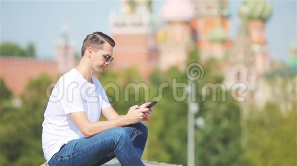 快乐的年轻城市男人在欧洲城市喝咖啡视频的预览图