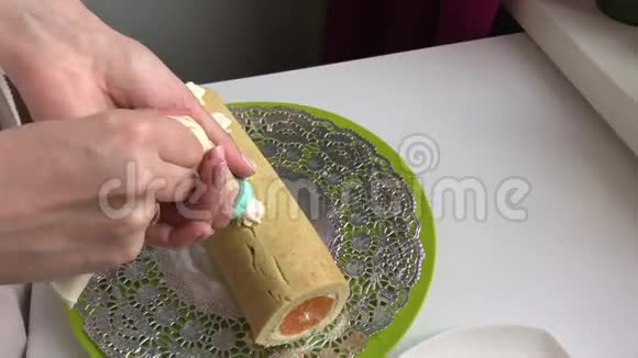 烹饪饼干卷里塞满了蓖麻和普通话视频的预览图