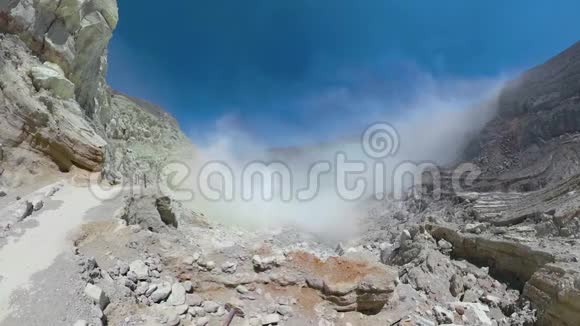 山景与火山口湖视频的预览图