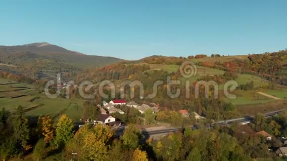 喀尔巴阡山脉一个村庄的鸟瞰图乌克兰视频的预览图