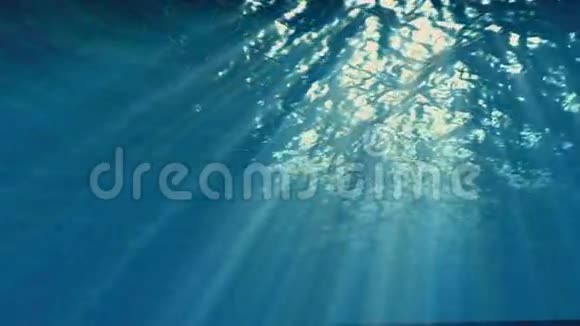 水下太阳光束效应波浪视频的预览图