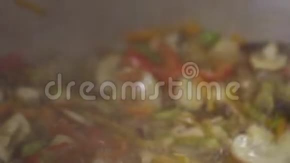 蔬菜在专业厨房烹饪视频的预览图