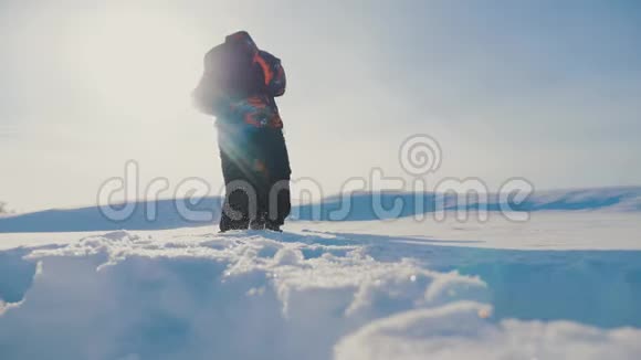 团队合作参考译文参考译文登山者攀登山顶岩石峰小组的阳光剪影雪脚冬天下雪视频的预览图