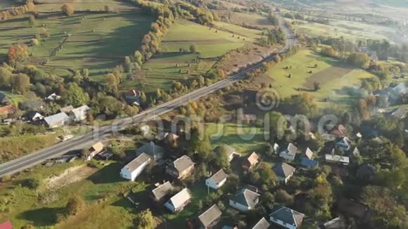 道路在秋季喀尔巴阡山脉视频的预览图