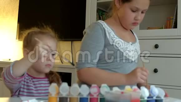 孩子们用水粉画画视频的预览图
