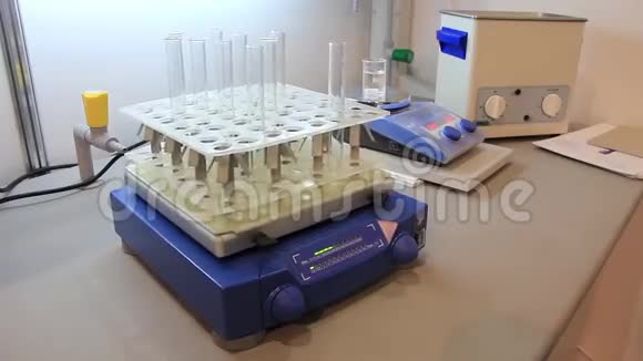 化学实验室的医疗设备视频的预览图