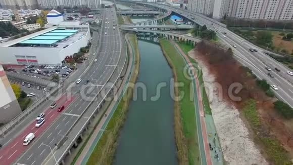 韩国釜山绥阳河交通视频的预览图