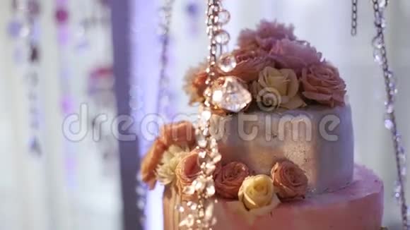 用花装饰的婚礼蛋糕视频的预览图
