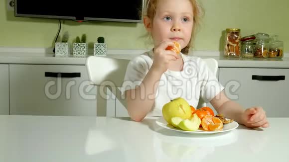美丽可爱的小女孩吃水果快乐视频的预览图