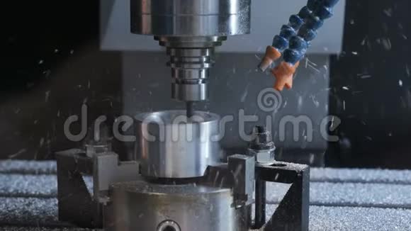 金属加工用钻床自动化数控生产视频的预览图