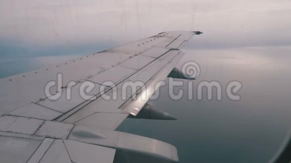 从乘用飞机窗口看云上飞行的机翼视频的预览图