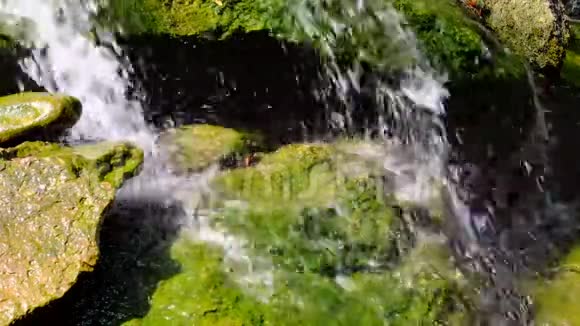 一个小型人造瀑布的碎片视频的预览图