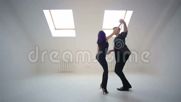 在舞厅跳巴赫塔舞的年轻夫妇视频的预览图