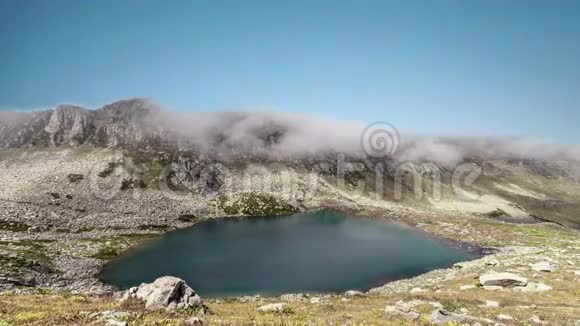 落基山脉的山湖上银河的时间流逝视频的预览图