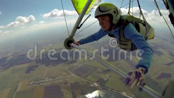 在悬挂滑翔机上自由飞行视频的预览图