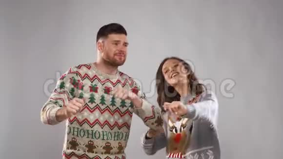 快乐的一对夫妇在圣诞晚会上跳舞视频的预览图