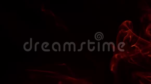 黑色背景上的红色烟雾慢动作视频的预览图