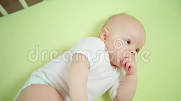 婴儿躺在婴儿床上吃着手指视频的预览图